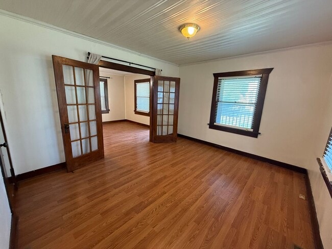 Building Photo - $895 - 2 bedroom / 1 bathroom - Single Fam...