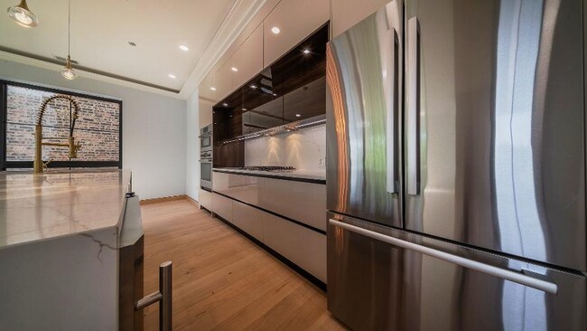 Building Photo - 2024 W Irving Park Rd