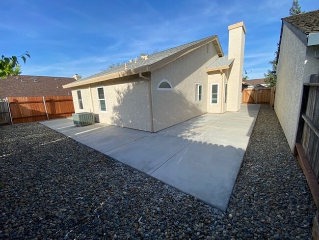 Building Photo - Fresh & Clean!!