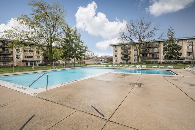 Building Photo - 2218 Falcon Dr