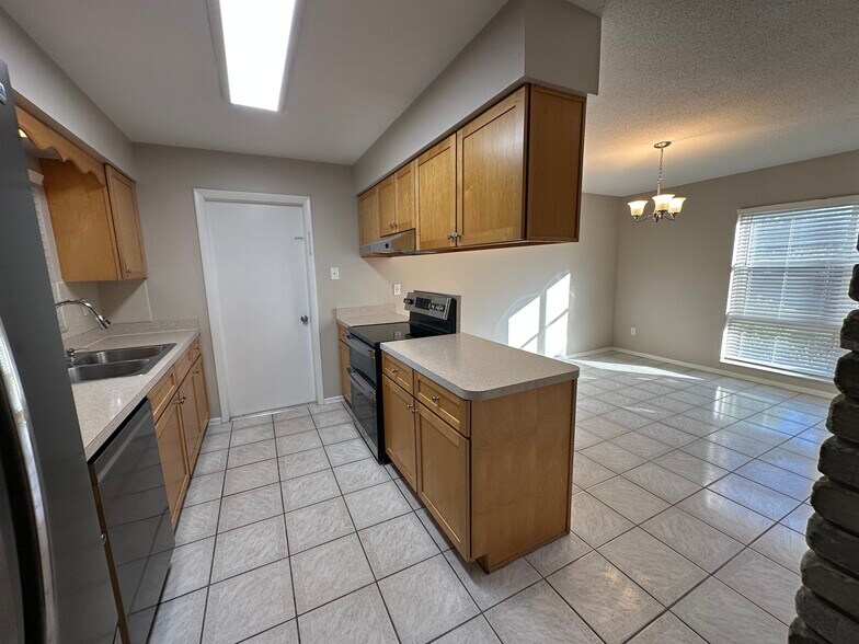 Building Photo - 6524 Voltaire Dr