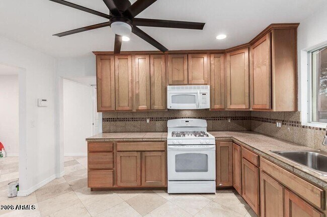 Building Photo - 7544 E Kimsey Ln