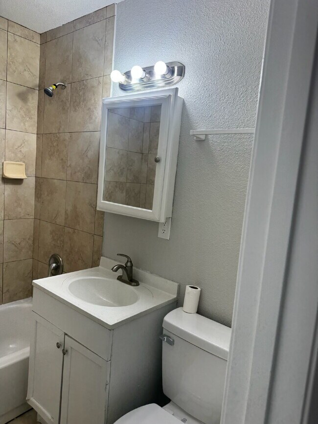 Building Photo - Fresh, Comfortable & Easy to Show!