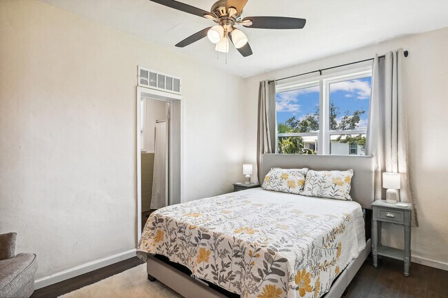 Building Photo - 300 Mercedes Ave