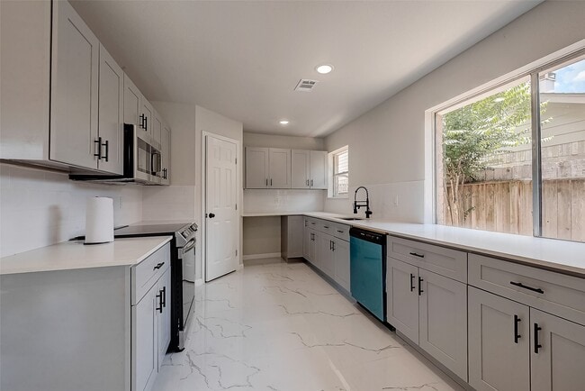 Building Photo - 12055 Fairpoint Dr