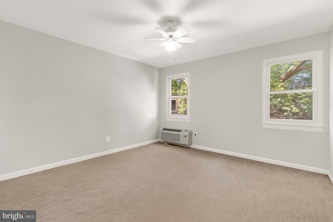 Building Photo - 4818 Chevy Chase Dr