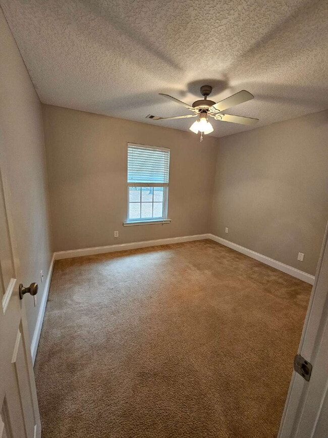 Building Photo - Home in Ludowici for rent with large fenced yard.