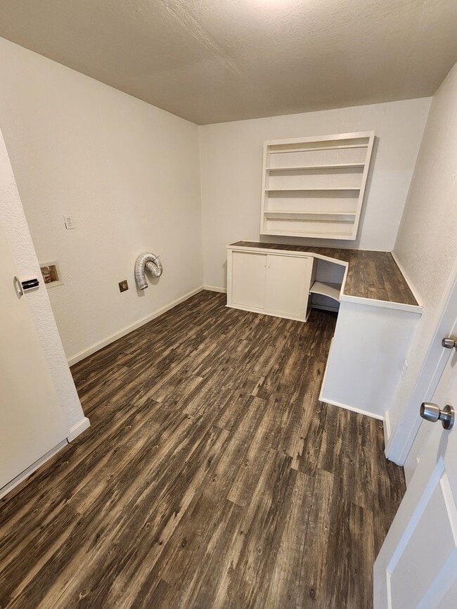 Building Photo - 3 bed 2 bath home, move in ready!