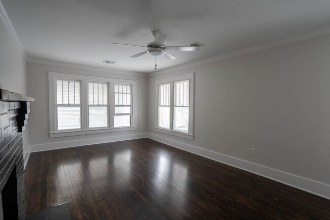 Building Photo - Gorgeous 3 Bed 2 Bath In Quiet Neighborhood