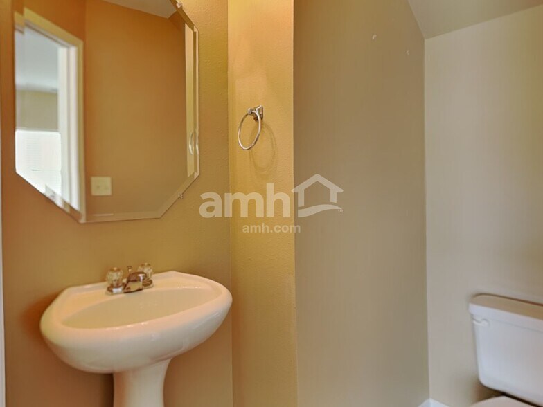 Building Photo - 2524 Ingleside Dr