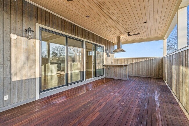 Building Photo - 846 Main St