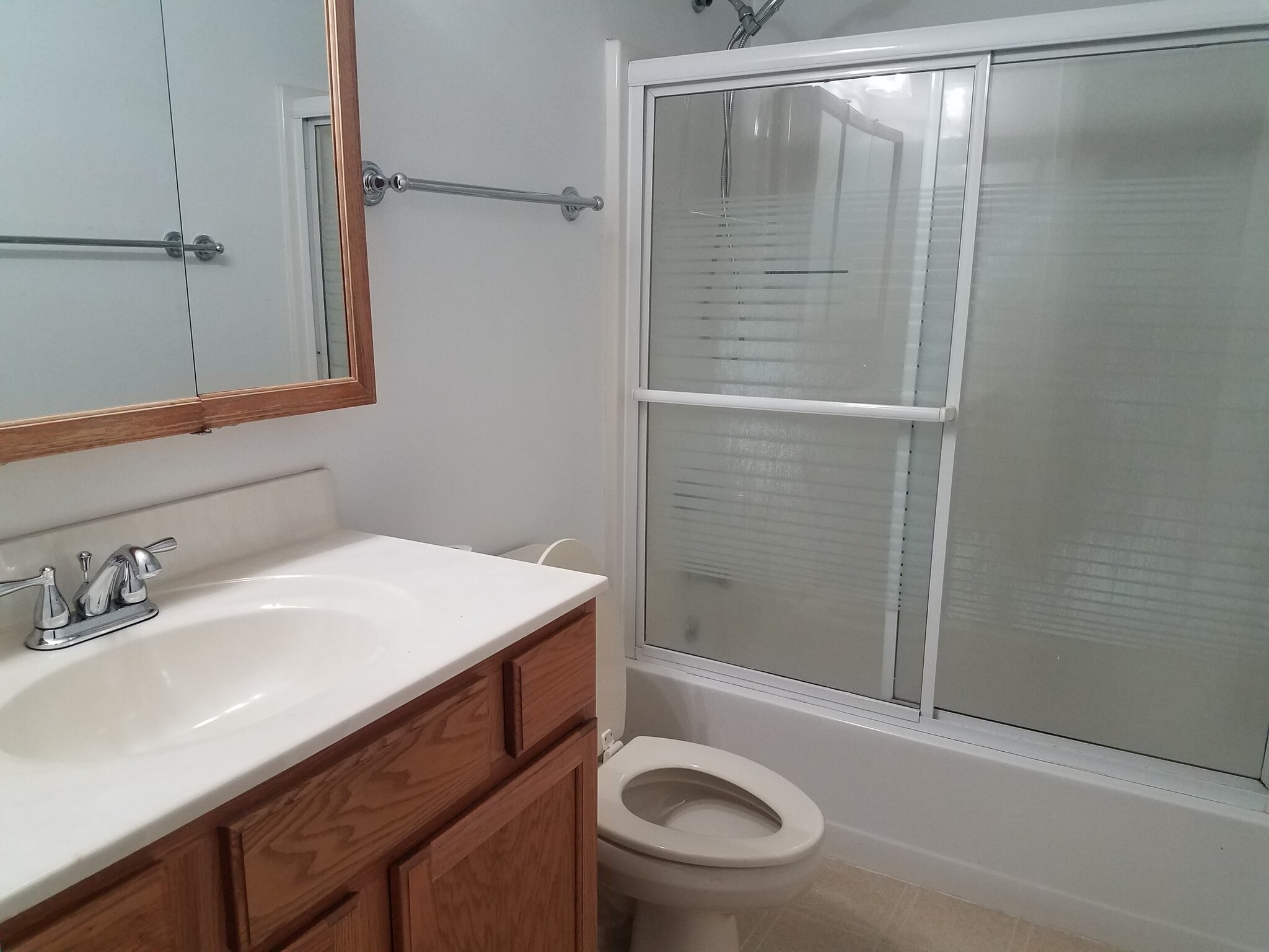 Full Bath - 592 Peachview Ln