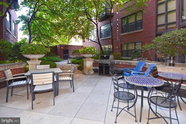 Building Photo - 1390 Kenyon St NW