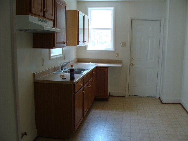 Building Photo - Pet Friendly 3 Bedroom House Near Revs Stadium!