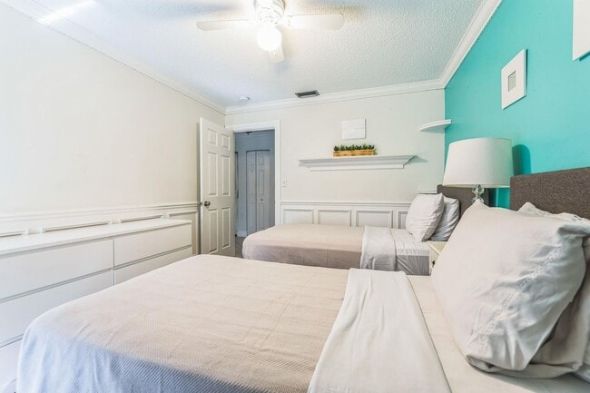 Building Photo - 2924 NW 69th Ct