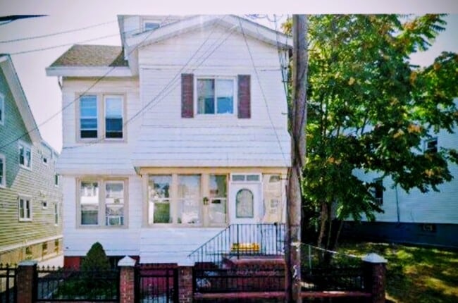 Building Photo - 21 Leslie Pl