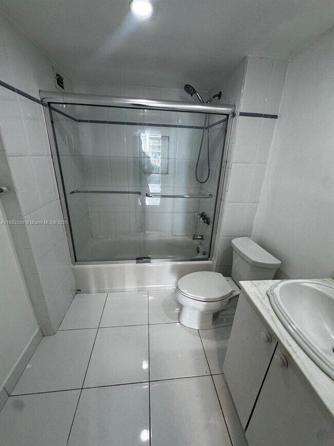 Building Photo - 200 SE 15th Rd