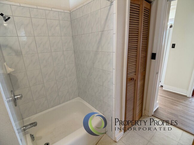 Building Photo - Kaimuki 3 Bedroom 2 Bath House