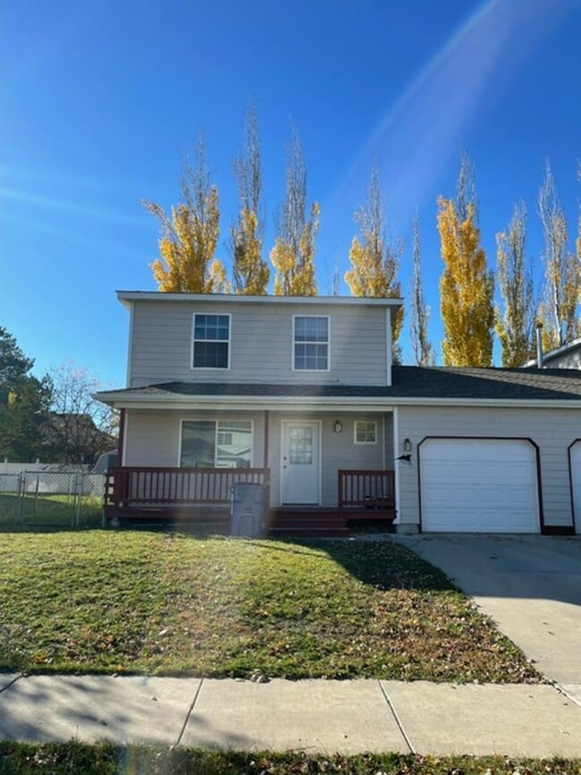 Building Photo - 3 Bedroom 2 Bathroom Centrally Located Tow...