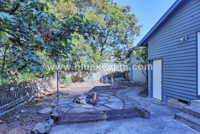 Building Photo - 3 Bed, 2 Bath Craftsman Home on Dead End R...