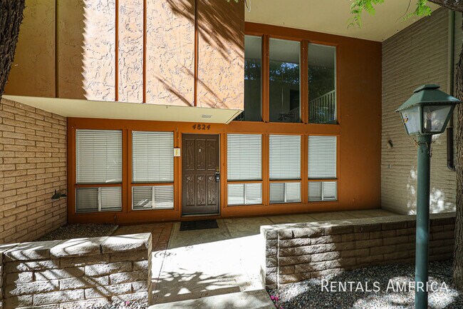 Building Photo - 4824 N Woodmere Fairway