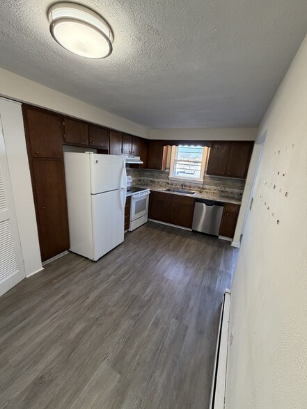 Building Photo - 16 Cherry St