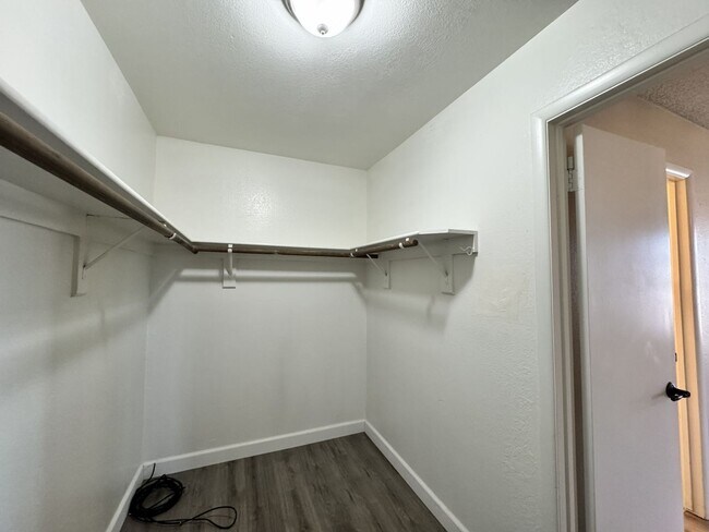 Building Photo - Great 3 bedroom 2 bath culdesac lot with f...