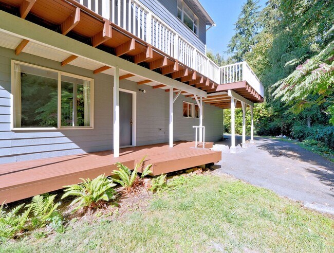 Building Photo - 721 Crown Dr