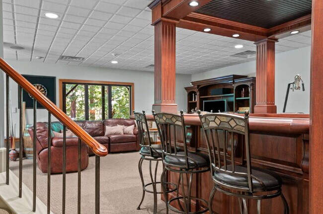 Building Photo - Luxurious 5-Bed Sanctuary with Scenic View...