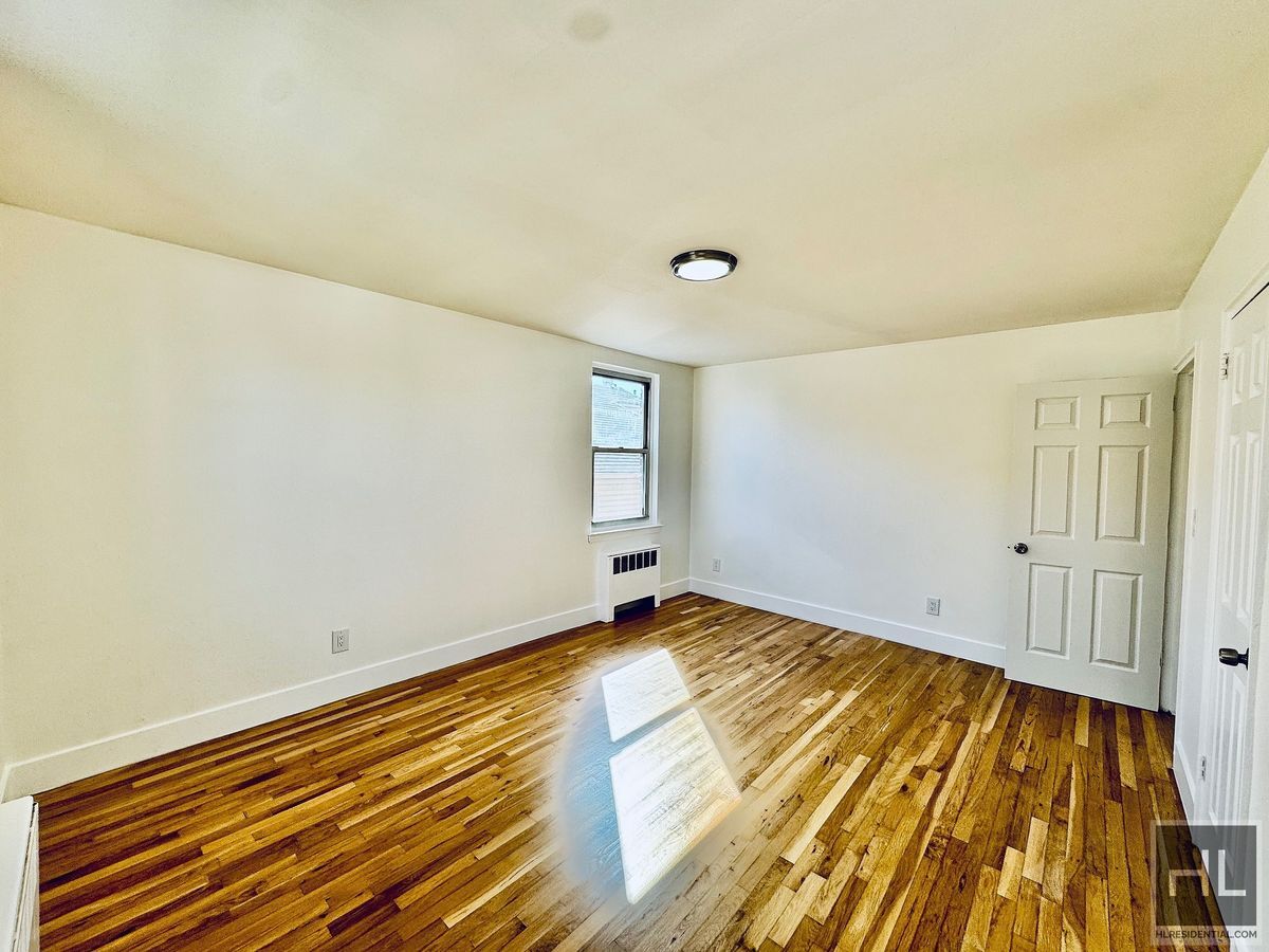 Building Photo - Newly Renovated 2 bedroom apartment spanni...