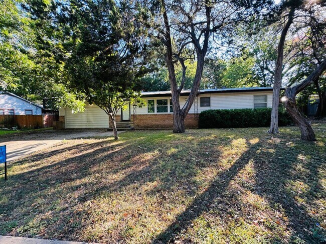 Building Photo - Quiet Wooded Home