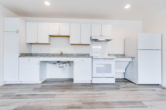 Building Photo - COMING SOON - 2 Bedroom Duplex w/ Modern F...