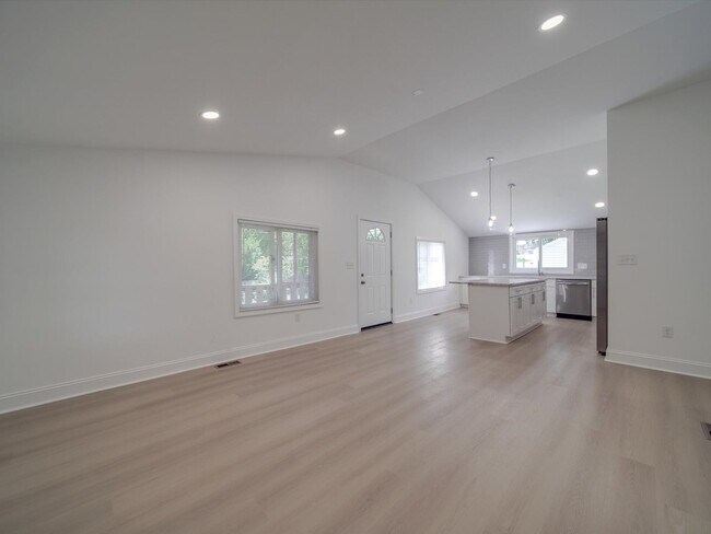 Building Photo - Beautifully Remodeled 3-bedroom, 2 bath house