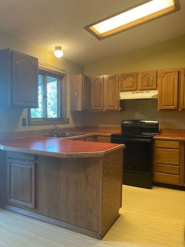 Building Photo - 2 Bedroom Apartment Near MSU! Small Dogs W...