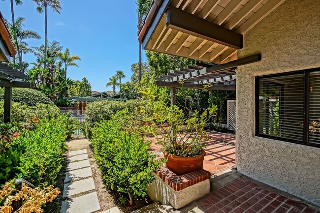 Building Photo - PRIME POOLFRONT LOCATION & CLOSE TO MAIN GATE! BRIGHT & SPACIOUS, END-UNIT POOLFRONT TOWNHOUSE W/...