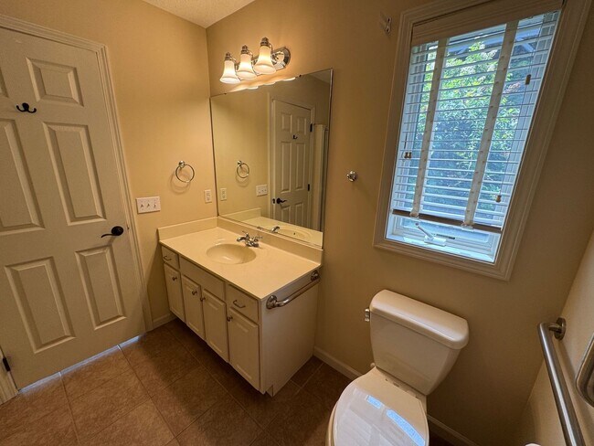 Building Photo - Weaverville - Well Kept Townhome with Flex Space