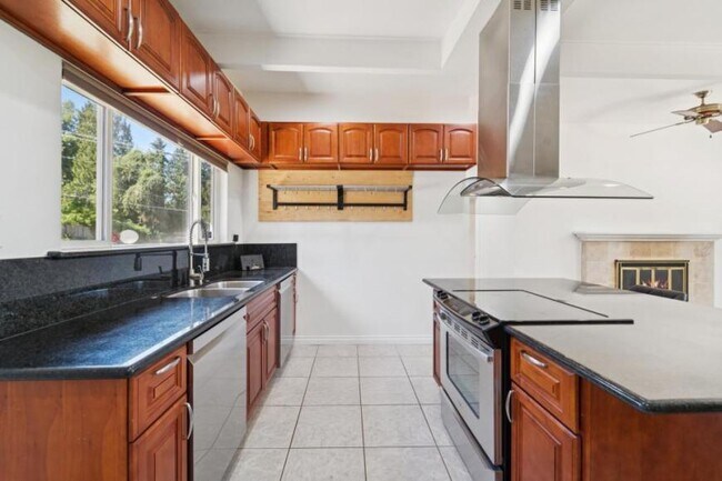 Building Photo - 4 bedroom in Bellevue WA 98006