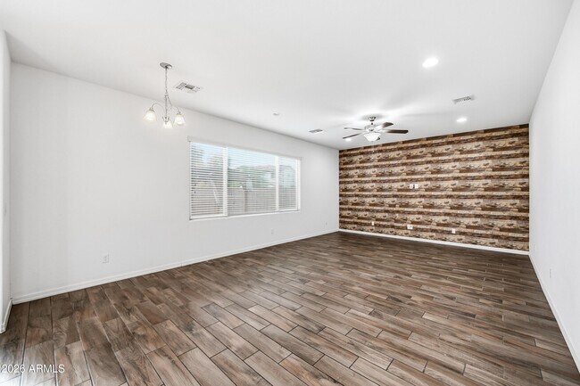 Building Photo - 668 N Sparrow Ct