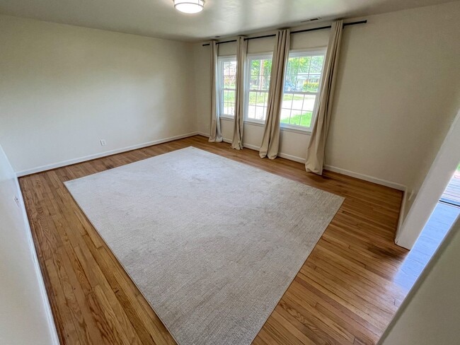 Building Photo - Gorgeous 3 bedroom, 2 bathroom brick home ...