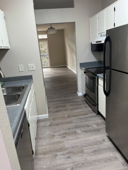 Building Photo - 7412 Singing Hills Dr