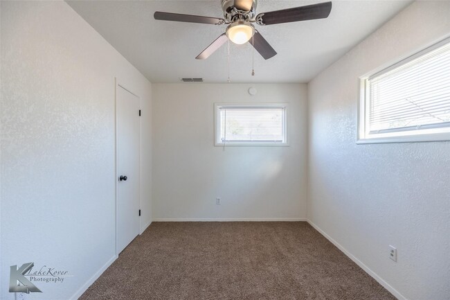 Building Photo - Charming 3 bedroom 2 bathroom