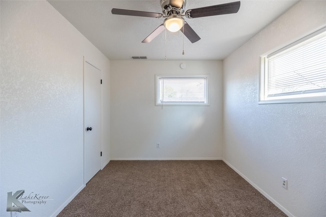 Building Photo - Furnished 3 bedroom 2 bathroom