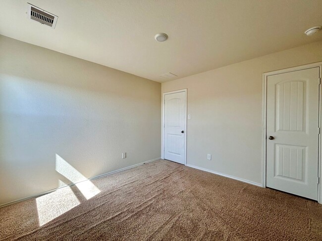 Building Photo - 221 Granary Dr