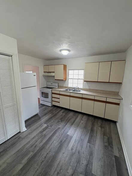 Building Photo - 1206 Ashwood Rd