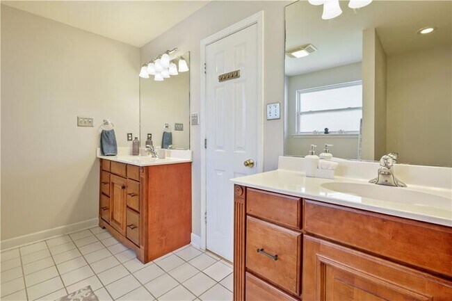 Building Photo - 1057 Marina Dr