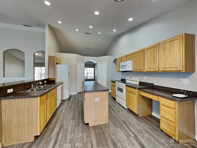 Building Photo - 3408 Montano Ave