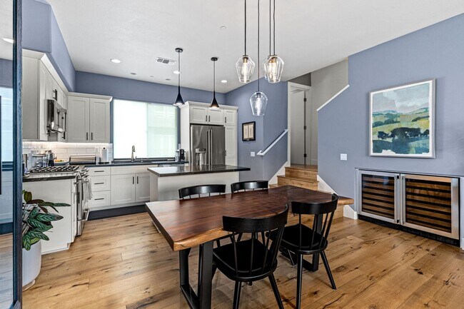 Building Photo - Modern Furnished Townhome in Downtown Napa