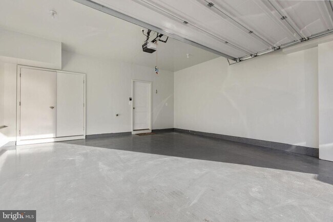 Building Photo - 20692 Glenmont Ter