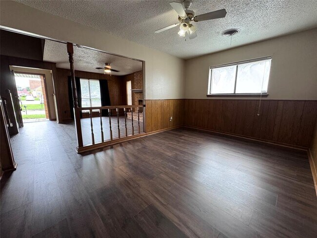Building Photo - 402 Cottonwood St