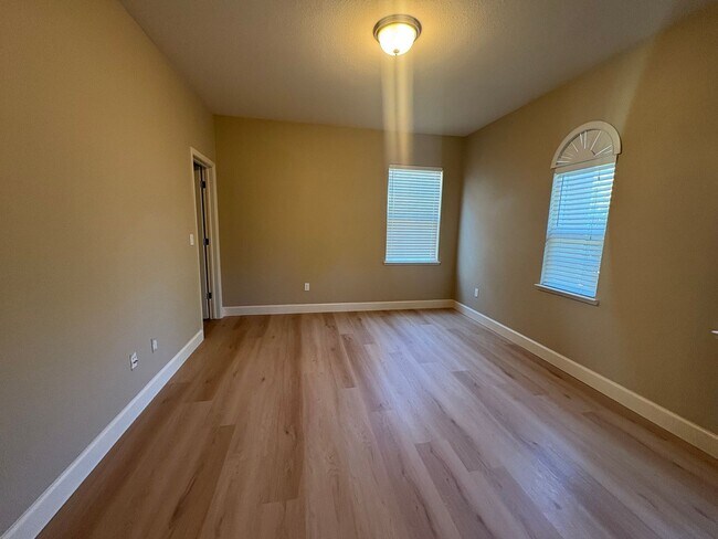Building Photo - 1/2 off ONE months rent special